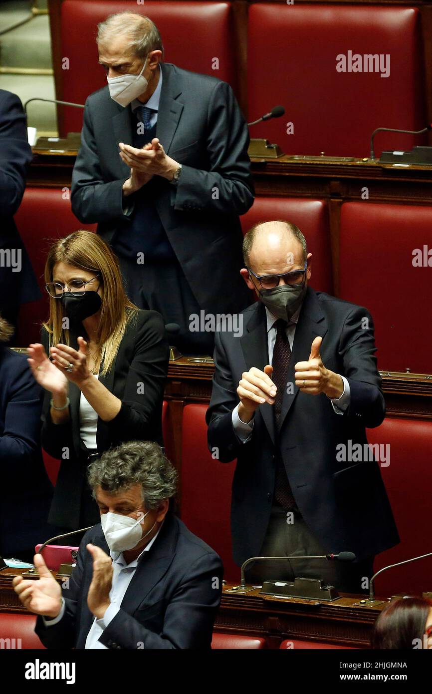 Roma, Italia. 29th Jan 2022. Il segretario del Partito democratico Enrico letta, circondato dai suoi parlamentari che celebrano la rielezione di Sergio Mattarella come Presidente della Repubblica durante l'ottava sessione di voto per eleggere il nuovo Presidente della Repubblica italiana presso la Camera dei deputati in plenaria. Roma, 29 gennaio 2022 a Roma, Italia.Photo Samantha Zucchi Insidefoto Credit: Insidefoto srl/Alamy Live News Foto Stock