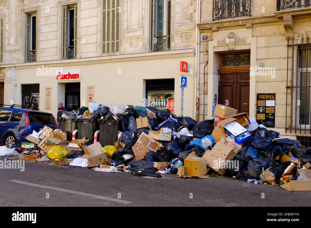Marsiglia, Francia. 29th Jan 2022. La spazzatura non raccolta si accumula in alcuni distretti della città di Marseille.at la chiamata del sindacato F.O (forza Ouvrière), i raccoglitori di rifiuti della città di Marsiglia (Francia) è andato in sciopero e ha chiesto l'armonizzazione delle retribuzioni degli agenti di Marsiglia con quelli dei raccoglitori di rifiuti in tutta la metropoli. Credit: SOPA Images Limited/Alamy Live News Foto Stock