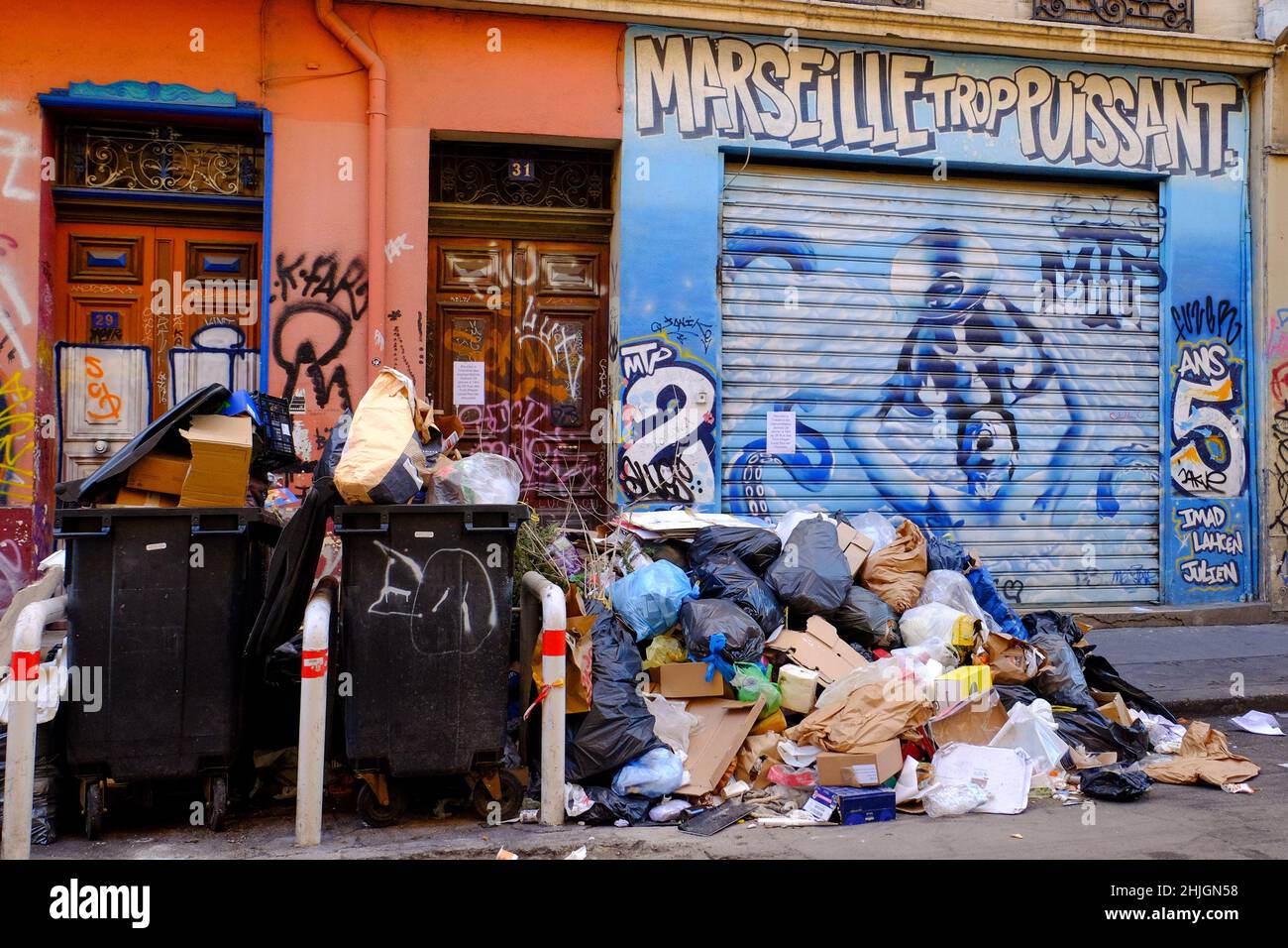 Marsiglia, Francia. 29th Jan 2022. La spazzatura non raccolta si accumula in alcuni distretti della città di Marseille.at la chiamata del sindacato F.O (forza Ouvrière), i raccoglitori di rifiuti della città di Marsiglia (Francia) è andato in sciopero e ha chiesto l'armonizzazione delle retribuzioni degli agenti di Marsiglia con quelli dei raccoglitori di rifiuti in tutta la metropoli. (Foto di Denis Thaust/SOPA Images/Sipa USA) Credit: Sipa USA/Alamy Live News Foto Stock