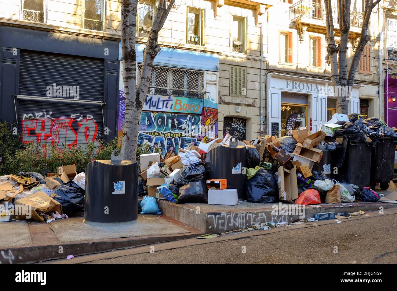 Marsiglia, Francia. 29th Jan 2022. La spazzatura non raccolta si accumula in alcuni distretti della città di Marseille.at la chiamata del sindacato F.O (forza Ouvrière), i raccoglitori di rifiuti della città di Marsiglia (Francia) è andato in sciopero e ha chiesto l'armonizzazione delle retribuzioni degli agenti di Marsiglia con quelli dei raccoglitori di rifiuti in tutta la metropoli. (Foto di Denis Thaust/SOPA Images/Sipa USA) Credit: Sipa USA/Alamy Live News Foto Stock