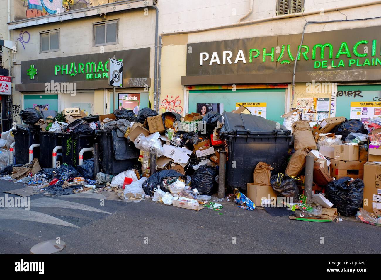 Marsiglia, Francia. 29th Jan 2022. La spazzatura non raccolta si accumula in alcuni distretti della città di Marseille.at la chiamata del sindacato F.O (forza Ouvrière), i raccoglitori di rifiuti della città di Marsiglia (Francia) è andato in sciopero e ha chiesto l'armonizzazione delle retribuzioni degli agenti di Marsiglia con quelli dei raccoglitori di rifiuti in tutta la metropoli. (Foto di Denis Thaust/SOPA Images/Sipa USA) Credit: Sipa USA/Alamy Live News Foto Stock