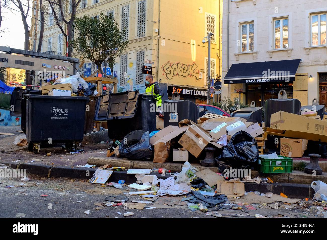 Marsiglia, Francia. 29th Jan 2022. La spazzatura non raccolta si accumula in alcuni distretti della città di Marseille.at la chiamata del sindacato F.O (forza Ouvrière), i raccoglitori di rifiuti della città di Marsiglia (Francia) è andato in sciopero e ha chiesto l'armonizzazione delle retribuzioni degli agenti di Marsiglia con quelli dei raccoglitori di rifiuti in tutta la metropoli. (Foto di Denis Thaust/SOPA Images/Sipa USA) Credit: Sipa USA/Alamy Live News Foto Stock