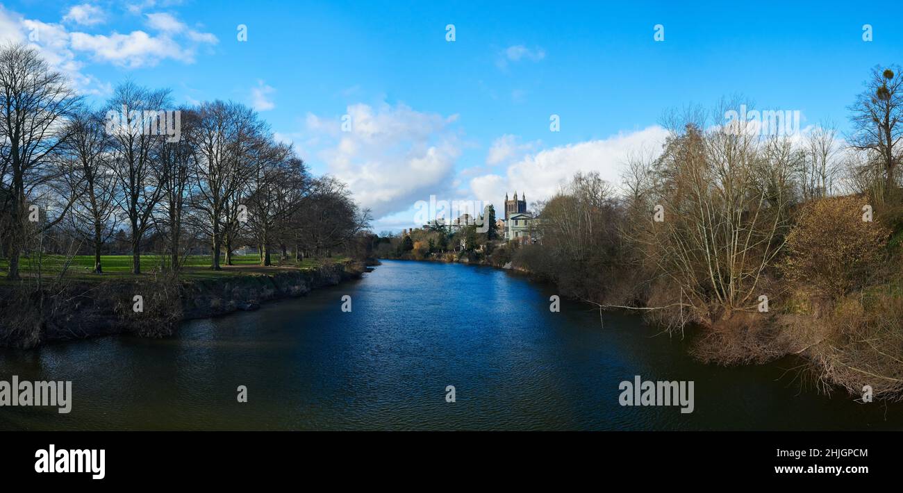 Vista panoramica sul fiume e con alberi su entrambe le sponde del fiume Foto Stock