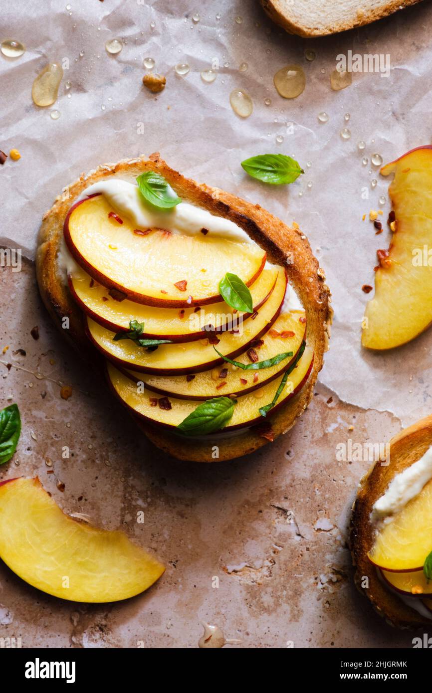 toast fatti in casa con pesche e yogurt Foto Stock