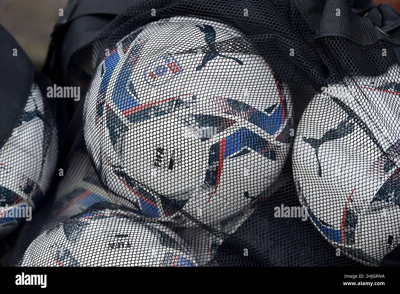 OLDHAM, REGNO UNITO. JAN 29th EFL Puma Footballs prima della partita della Sky Bet League 2 tra Oldham Athletic e Rochdale al Boundary Park, Oldham sabato 29th gennaio 2022. (Credit: Eddie Garvey | MI News) Credit: MI News & Sport /Alamy Live News Foto Stock
