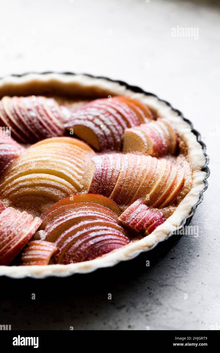 Una torta di mele non cotta, con mele a fette Foto Stock