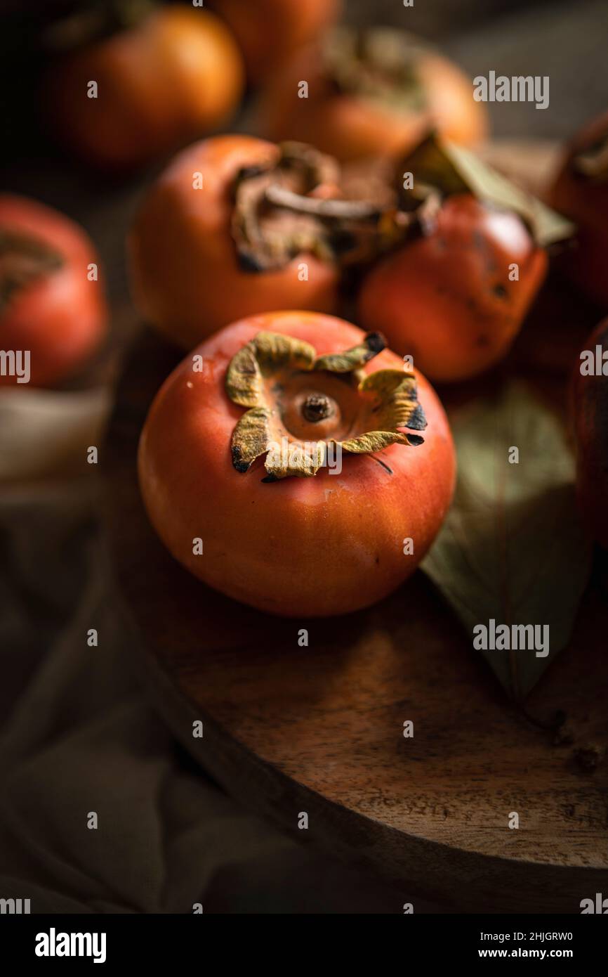 Persimmons freschi in una cucina rustica Foto Stock