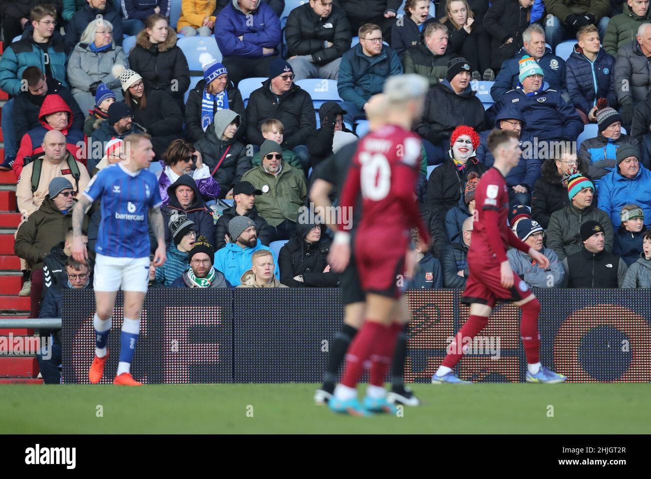 OLDHAM, REGNO UNITO. GENNAIO 29th un clown ride durante la partita della Sky Bet League 2 tra Oldham Athletic e Rochdale al Boundary Park di Oldham sabato 29th gennaio 2022. (Credit: Pat Scaasi | MI News) Credit: MI News & Sport /Alamy Live News Foto Stock