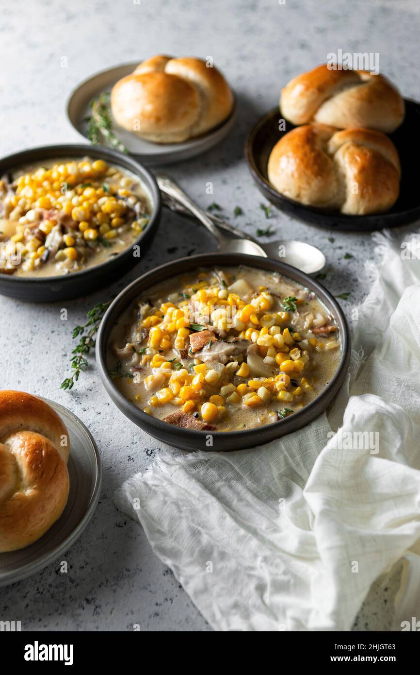 Zuppa di mais con panini Foto Stock