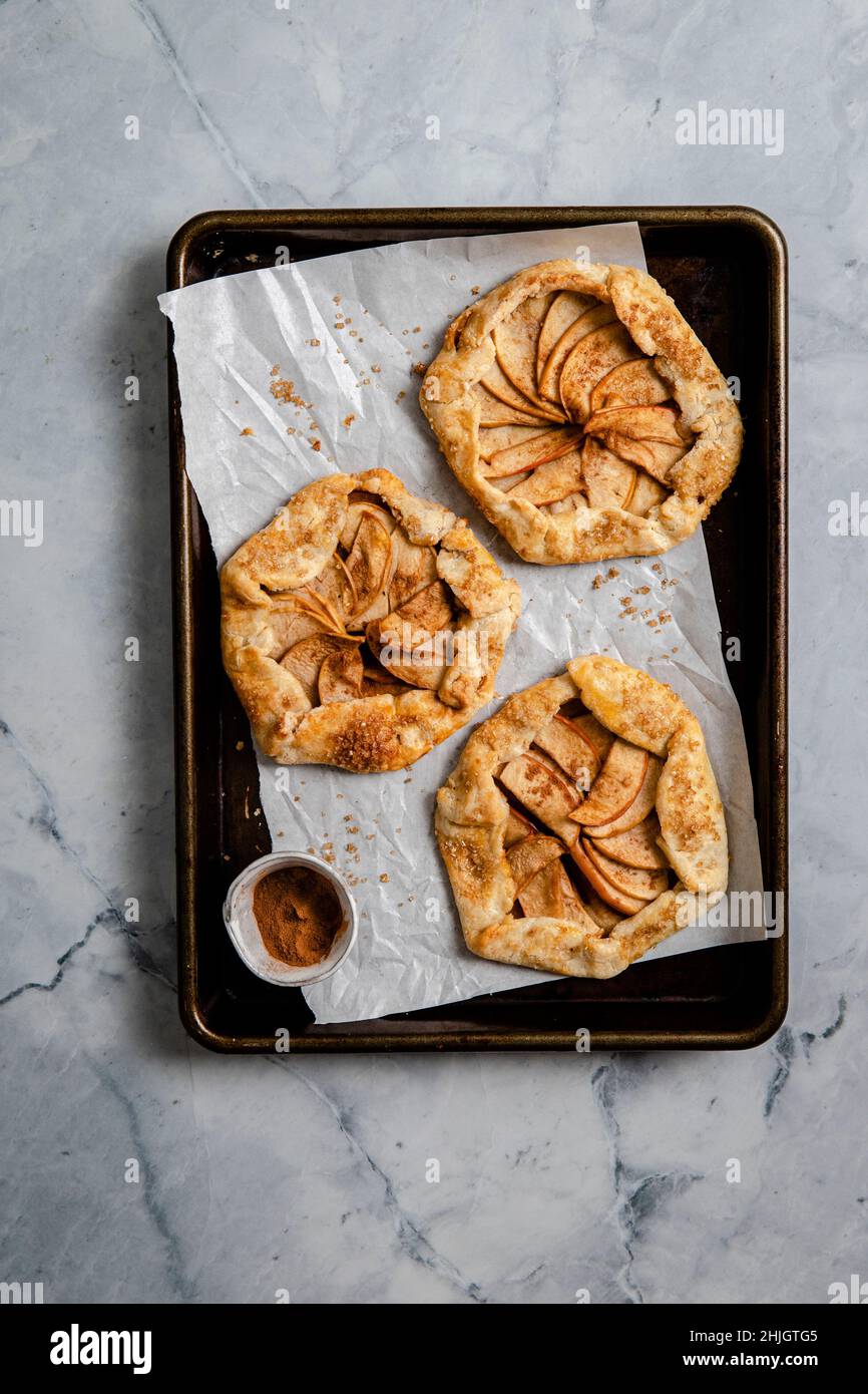 Mini galette di mele su una teglia. Foto Stock