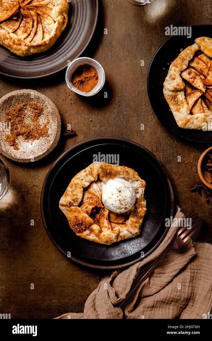 Galette di mele con gelato Foto Stock