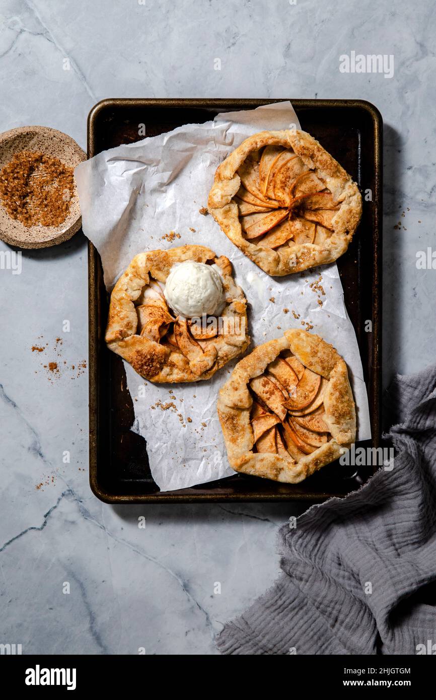 Mini galette di mele su una teglia. Foto Stock