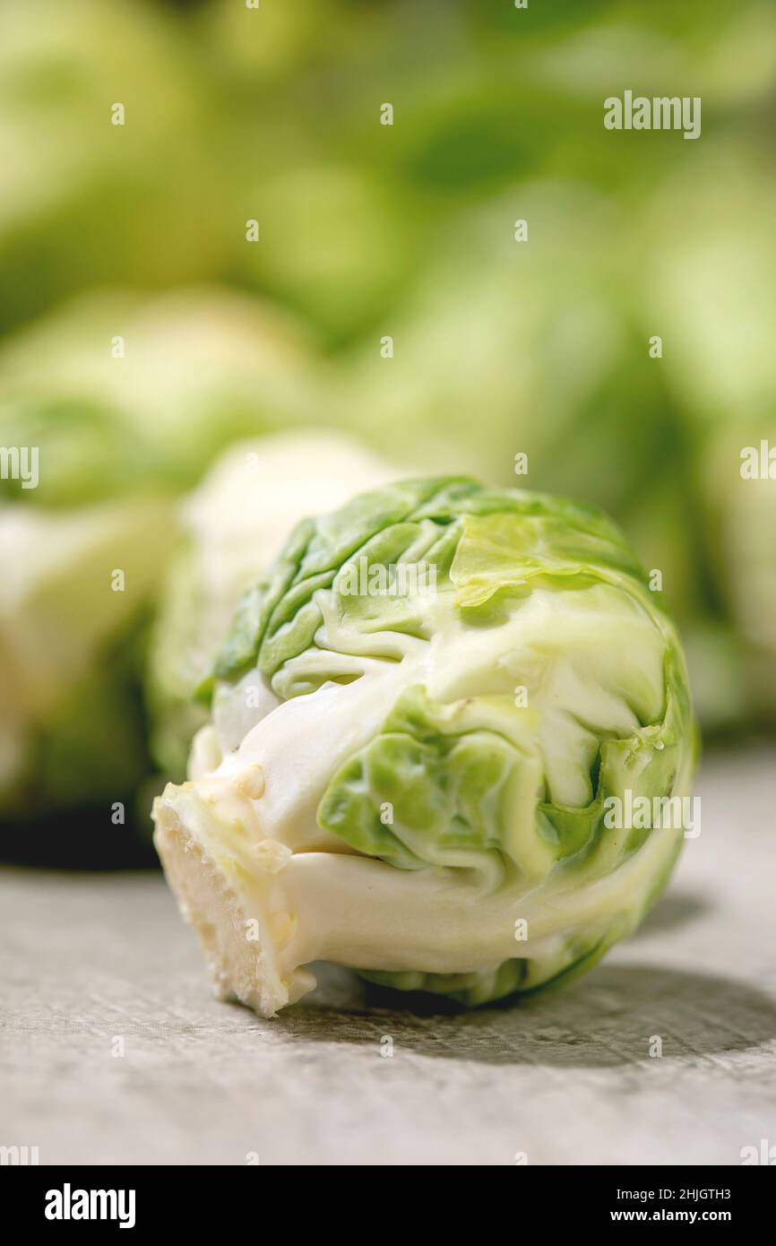 Cavoli di bruxelles biologici crudi macropelati piccoli cavoli. Sfondo alimentare. Verdure mangiare sano. Foto Stock