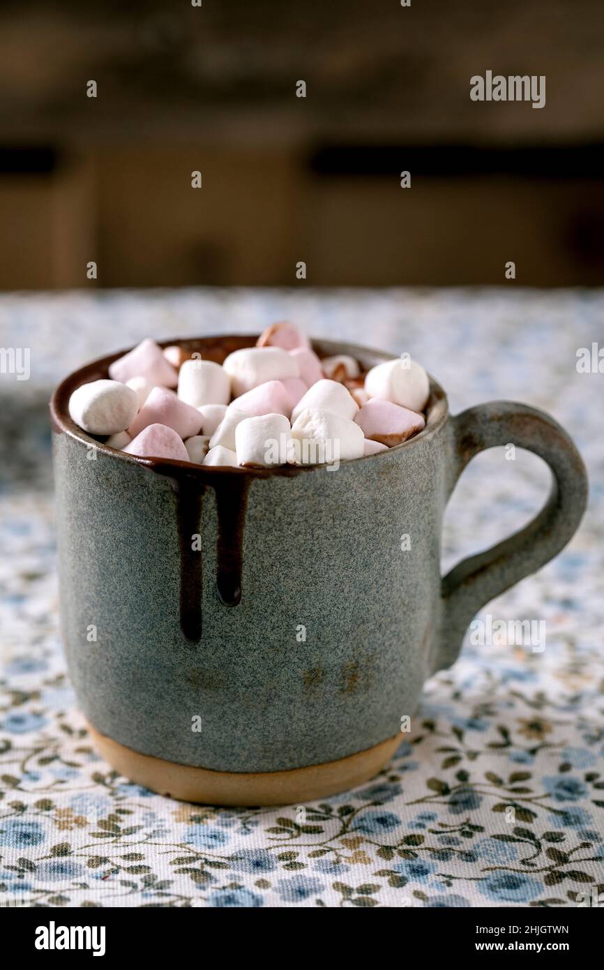 Tazza di caldo speziato cioccolato fatti in casa winter drink su tovaglia di lino rustico. Bevande di stagione. Bevanda calda e accogliente. Foto Stock