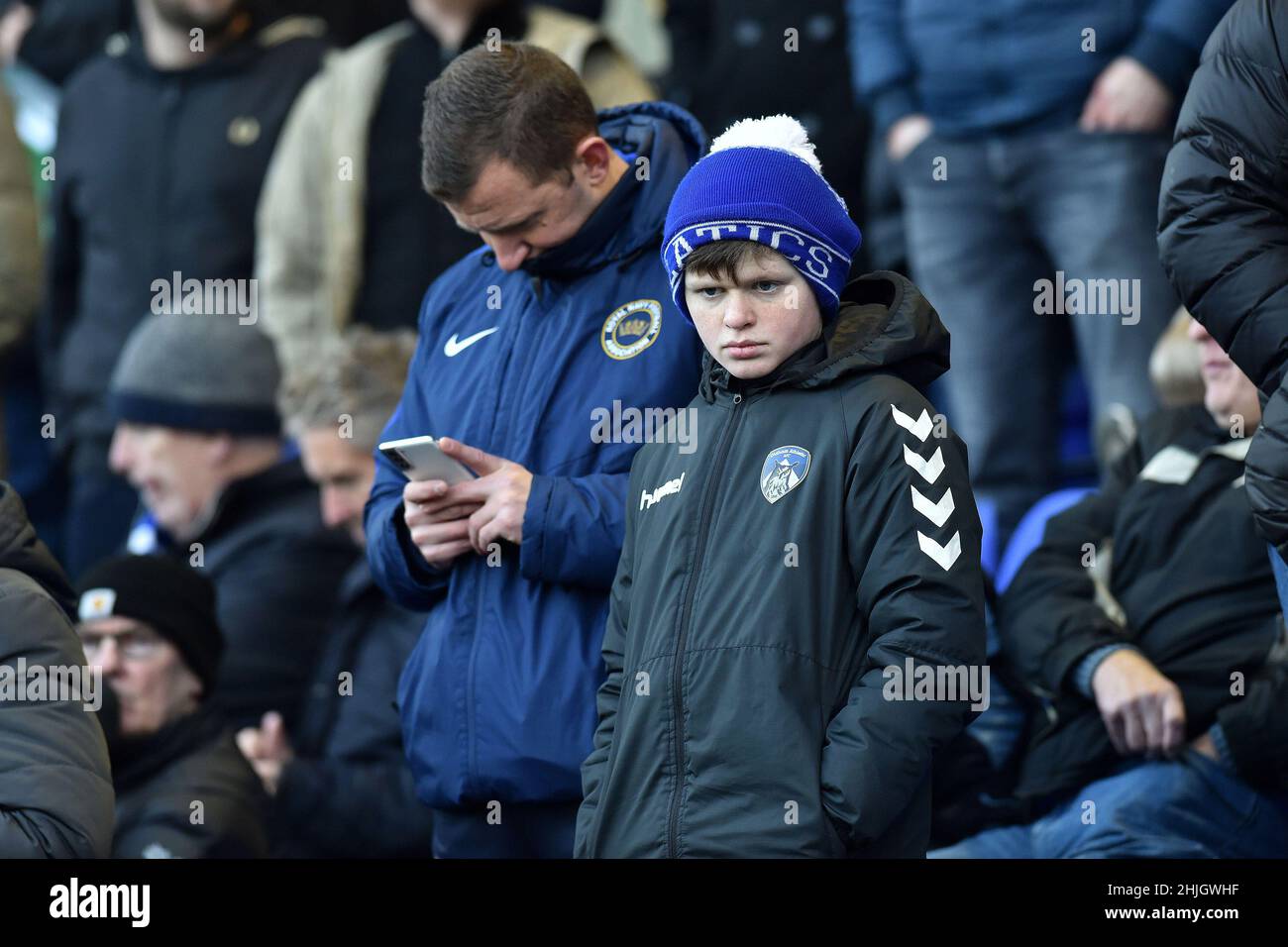 OLDHAM, REGNO UNITO. JAN 29th Oldham tifosi durante la partita della Sky Bet League 2 tra Oldham Athletic e Rochdale al Boundary Park, Oldham sabato 29th gennaio 2022. (Credit: Eddie Garvey | MI News) Credit: MI News & Sport /Alamy Live News Foto Stock