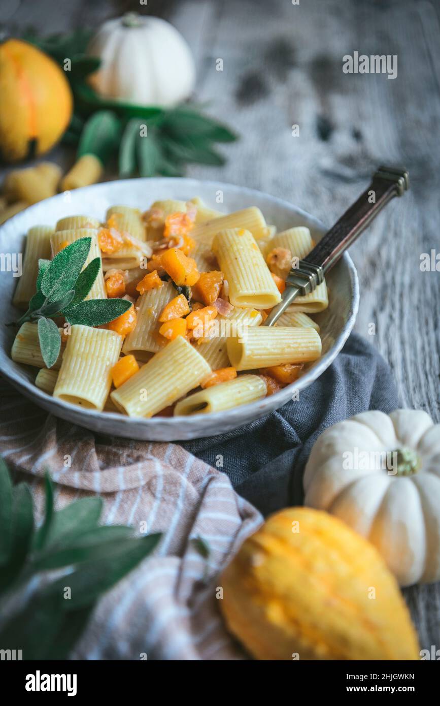 Butternut squash pancetta rigatoni in una ciotola Foto Stock
