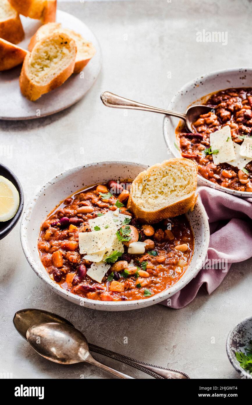 15 zuppa di fagioli servita con pane all'aglio Foto Stock