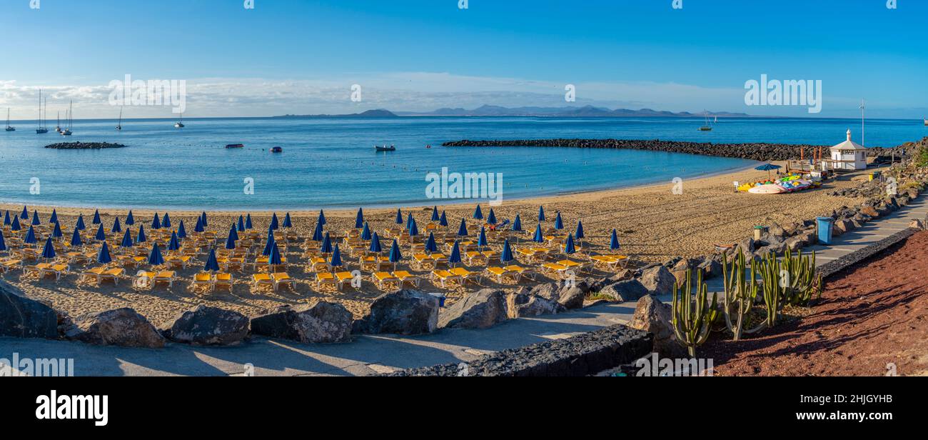 Vista di Playa Dorada Beach, Playa Blanca, Lanzarote, Isole Canarie, Spagna, Atlantico, Europa Foto Stock