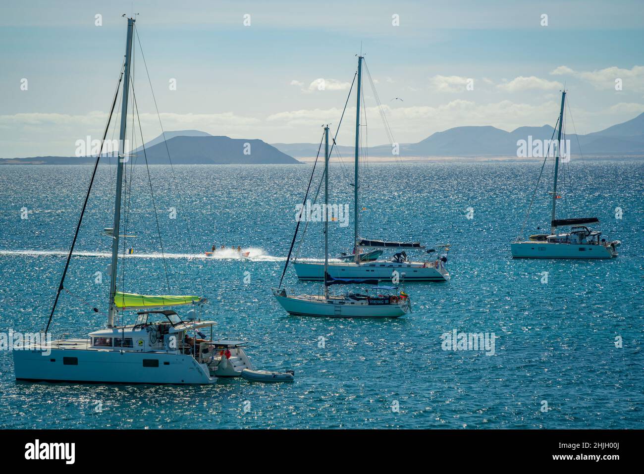 Vista sullo sci d'acqua, barche a vela e Fuerteventura sullo sfondo, Playa Blanca, Lanzarote, Isole Canarie, Spagna, Atlantico, Europa Foto Stock