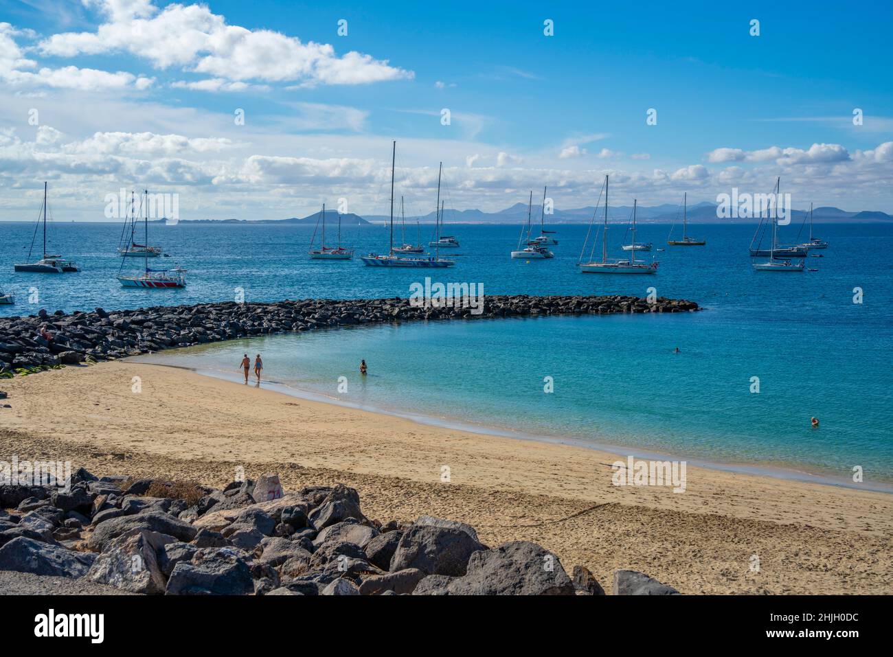 Vista sulla spiaggia di Playa Dorada e Fuerteventura sullo sfondo, Playa Blanca, Lanzarote, Isole Canarie, Spagna, Atlantico, Europa Foto Stock