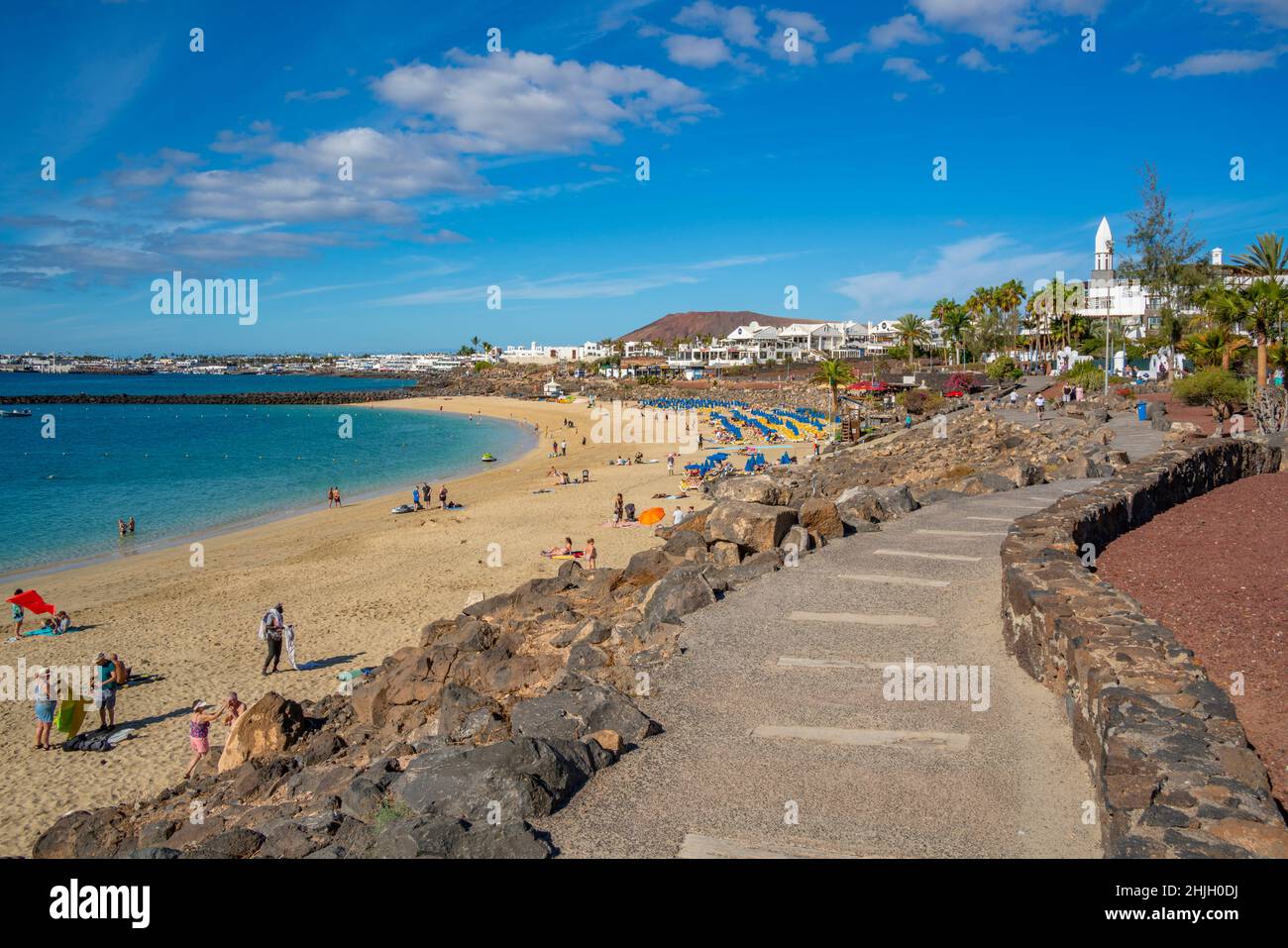 Vista dell'hotel con vista sulla spiaggia di Playa Dorada, Playa Blanca, Lanzarote, Isole Canarie, Spagna, Atlantico, Europa Foto Stock