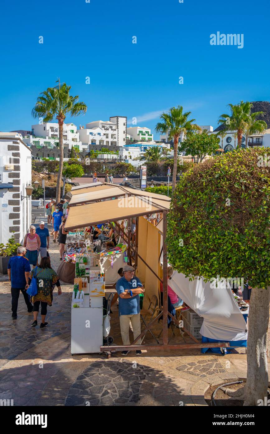 Vista delle bancarelle del mercato delle pulci a Rubicon Marina, Playa Blanca, Lanzarote, Isole Canarie, Spagna, Atlantico, Europa Foto Stock