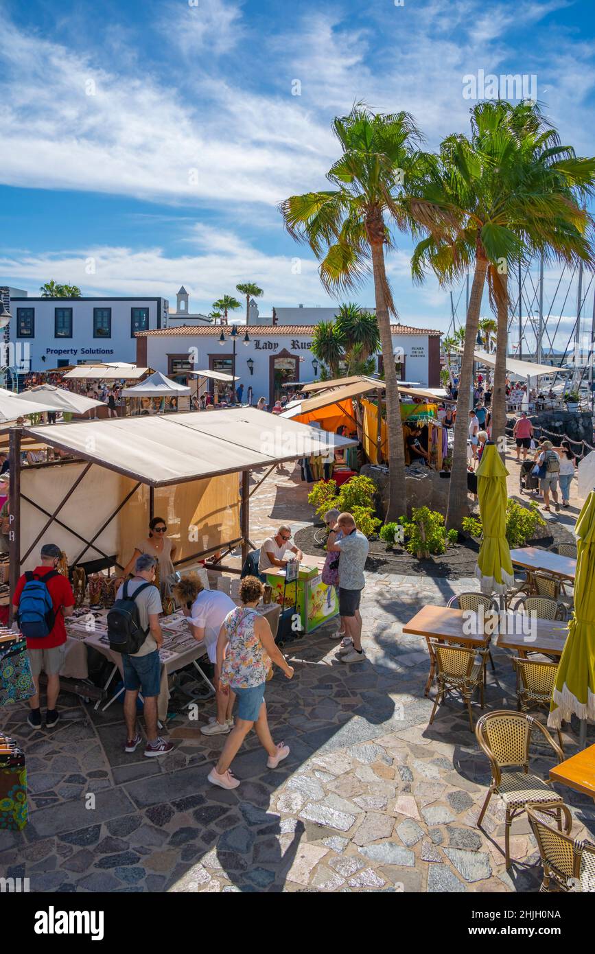 Vista delle bancarelle del mercato delle pulci a Rubicon Marina, Playa Blanca, Lanzarote, Isole Canarie, Spagna, Atlantico, Europa Foto Stock
