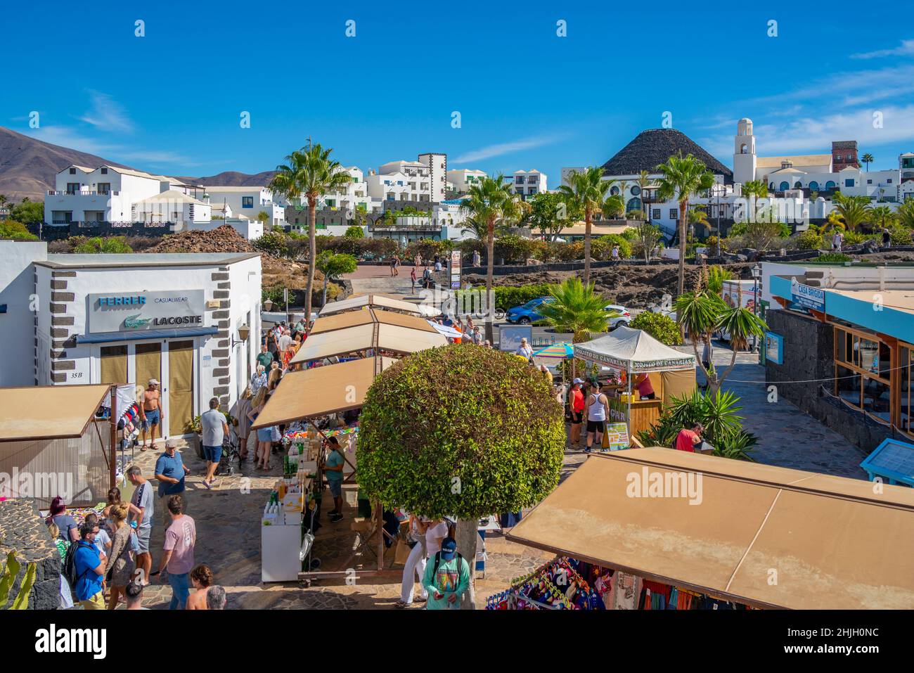 Vista delle bancarelle del mercato delle pulci a Rubicon Marina, Playa Blanca, Lanzarote, Isole Canarie, Spagna, Atlantico, Europa Foto Stock