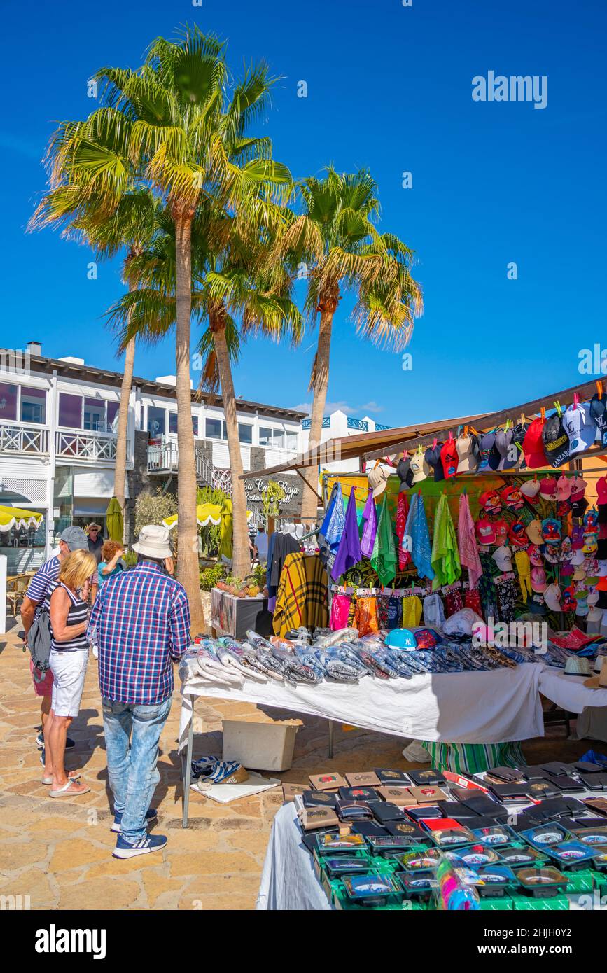 Vista delle bancarelle del mercato delle pulci a Rubicon Marina, Playa Blanca, Lanzarote, Isole Canarie, Spagna, Atlantico, Europa Foto Stock