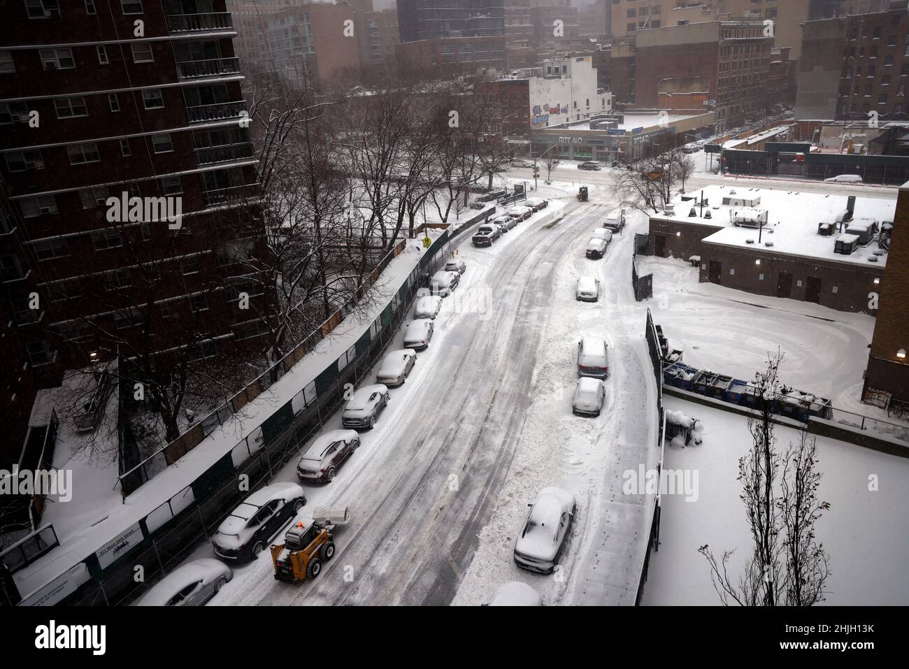 New York City, New York, Stati Uniti. 29th Jan, 2022. Un aratro da neve solato fa la sua strada lungo una strada nella sezione Chelsea di Manhattan il Sabato, Gennaio 29th. Vicino a 12 pollici di neve cadde su New York City durante una bufera che copriva il nord-est degli Stati Uniti. Credit: Adam Stoltman/Alamy Live News Foto Stock
