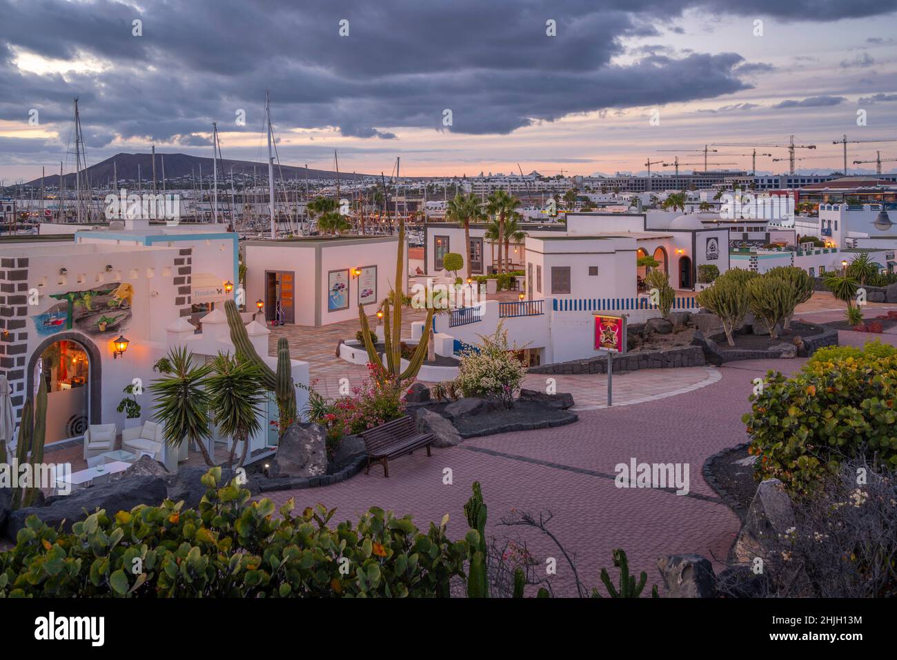 Vista dei negozi di Rubicon Marina al tramonto, Playa Blanca, Lanzarote, Isole Canarie, Spagna, Atlantico, Europa Foto Stock