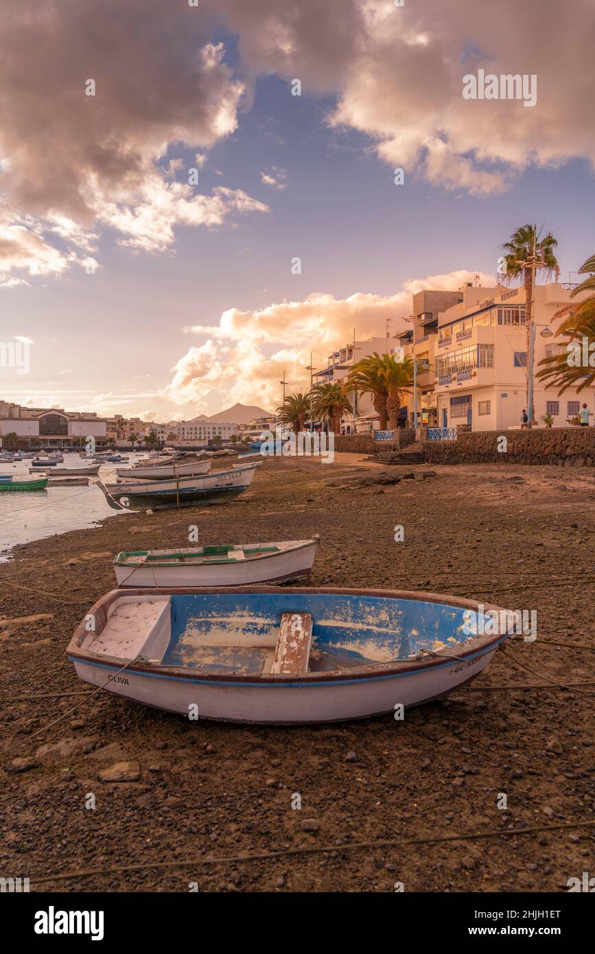 Vista sulla spiaggia di Bahía de Arrecife Marina circondata da negozi, bar e ristoranti al tramonto, Arracife, Lanzarote, Isole Canarie, Spagna, Europa Foto Stock