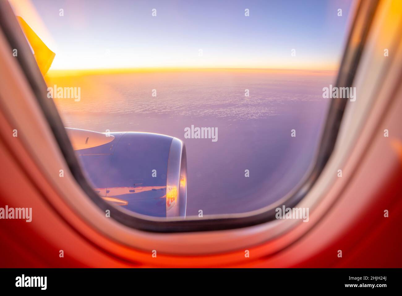 Vista del motore di aeroplano e le nuvole sul mare al tramonto attraverso la finestra, Oceano Atlantico, Europa Foto Stock