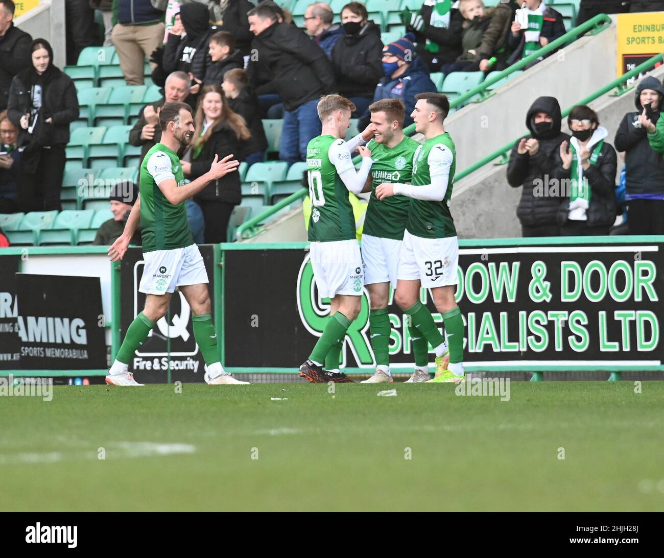 Easter Road Stadium, Edinburgh.Scotland UK.29th Jan 22 Hibernian vs Livingston.Cinch Premiership Match. Chris Cadden (2nd a destra ) di Hibernian FC celebra il suo obiettivo con Christian Doidge Ewan Henderson & Josh Campbell (#32) Credit: eric mccowat/Alamy Live News Foto Stock