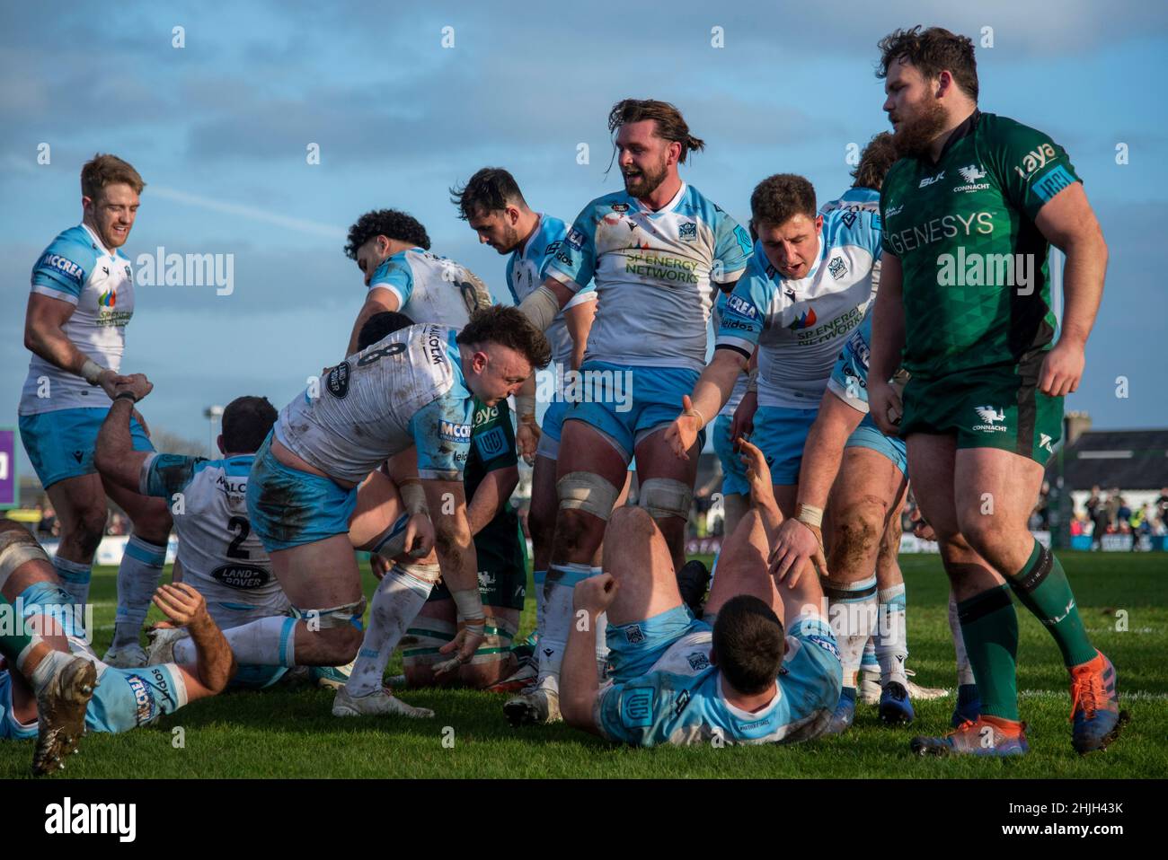 Galway, Irlanda. 30th Jan 2022. I giocatori di Glasgow festeggiano il punteggio durante la partita United Rugby Championship Round 11 tra Connacht Rugby e Glasgow Warriors allo Sportsground di Galway, Irlanda, il 29 gennaio 2022 (Foto di Andrew SURMA/ Credit: Sipa USA/Alamy Live News Foto Stock