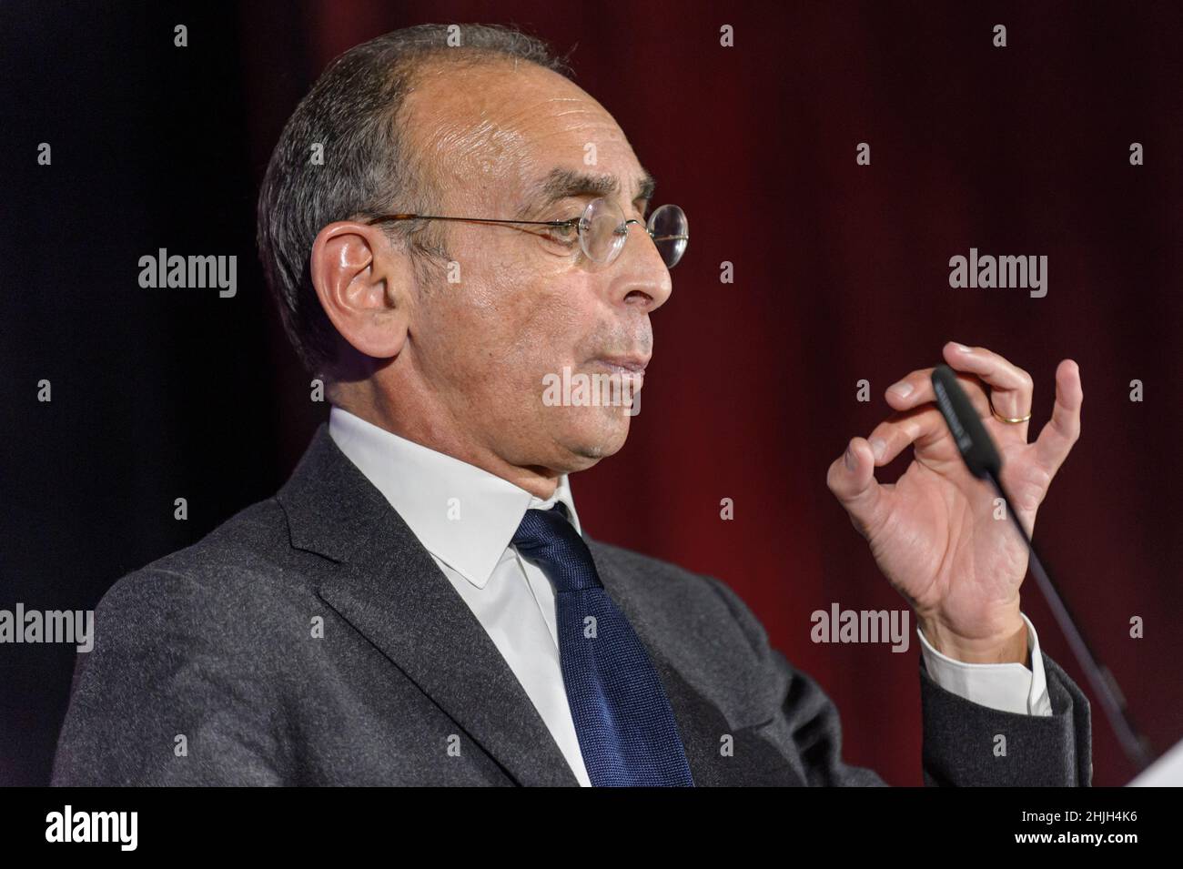 Chaumont sur Tharonne, Francia. 28th Jan 2022. Eric Zemmour fa un discorso durante l'incontro.Eric Zemmour è in un incontro sul tema della ruralità. Nel suo discorso egli si oppone alla politica a favore delle città e delle popolazioni di distretti difficili all'abbandono delle zone rurali. Annuncia una decisione forte, se eletto, di ripopolare la campagna: Un bonus di nascita di 10.000 euro sarà pagato per ogni nascita nelle zone rurali. Credit: SOPA Images Limited/Alamy Live News Foto Stock