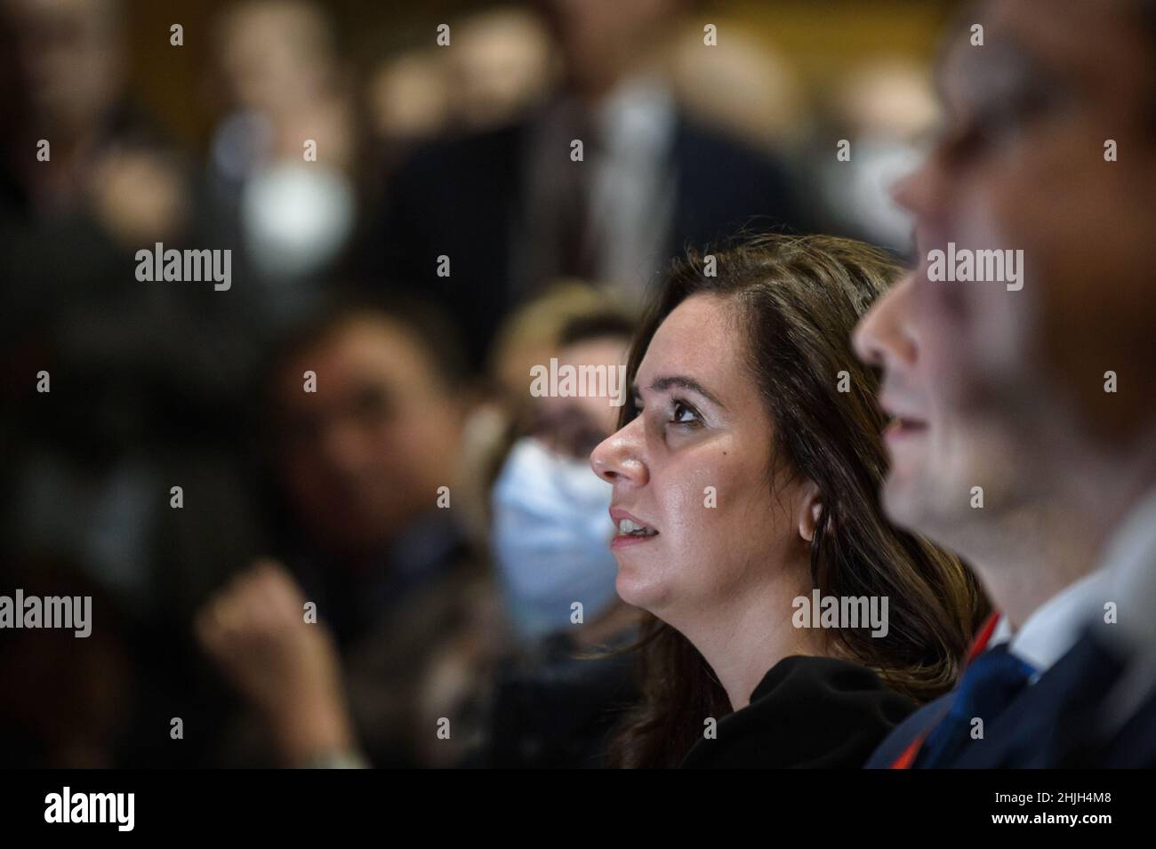 Chaumont sur Tharonne, Francia. 28th Jan 2022. Sarah Knafo visto durante l'incontro di Eric Zemmour.Eric Zemmour è in un incontro sul tema della ruralità. Nel suo discorso egli si oppone alla politica a favore delle città e delle popolazioni di distretti difficili all'abbandono delle zone rurali. Annuncia una decisione forte, se eletto, di ripopolare la campagna: Un bonus di nascita di 10.000 euro sarà pagato per ogni nascita nelle zone rurali. Credit: SOPA Images Limited/Alamy Live News Foto Stock