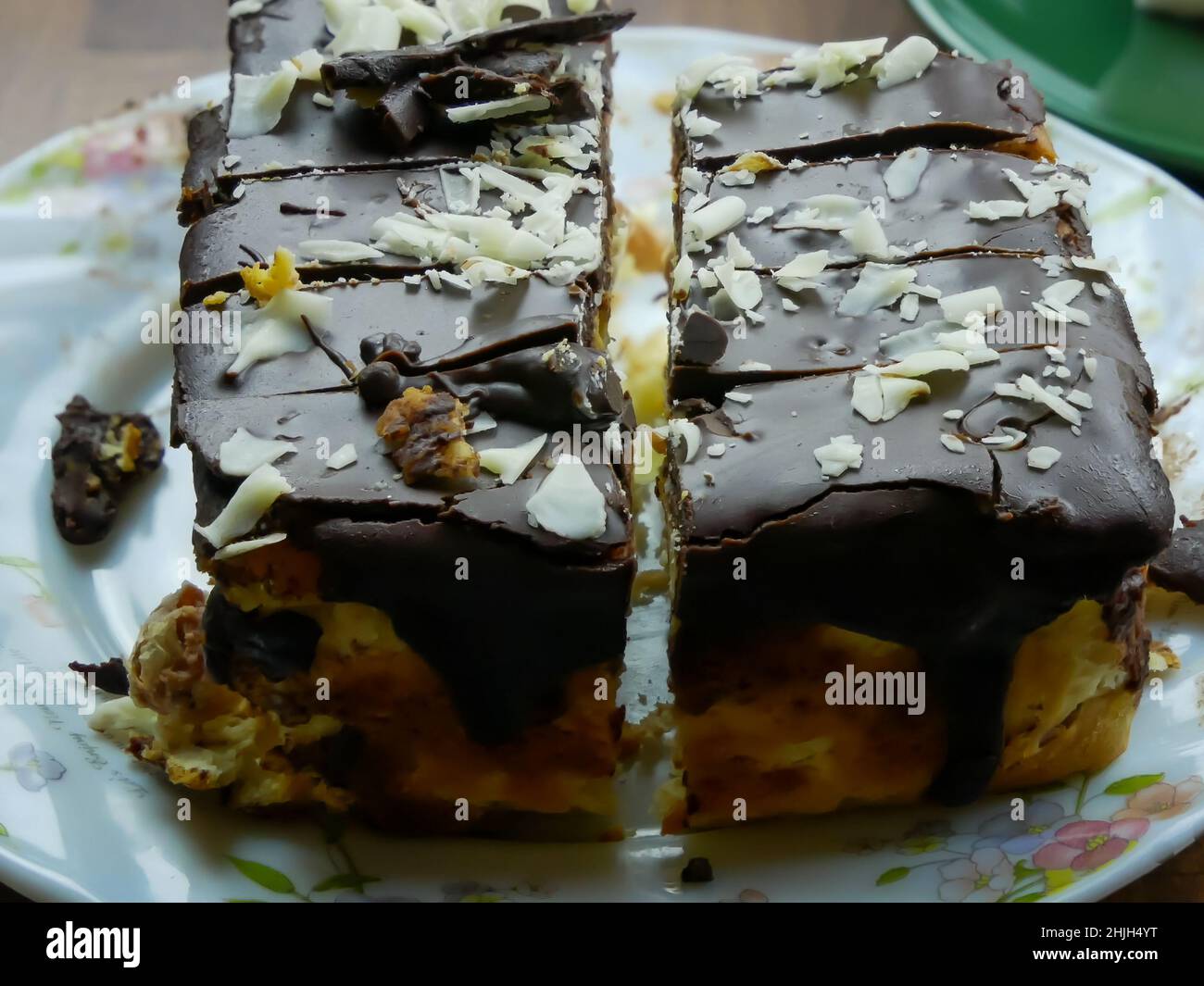 Torta tagliata con glassa di chokolate in cima a un piatto Foto Stock