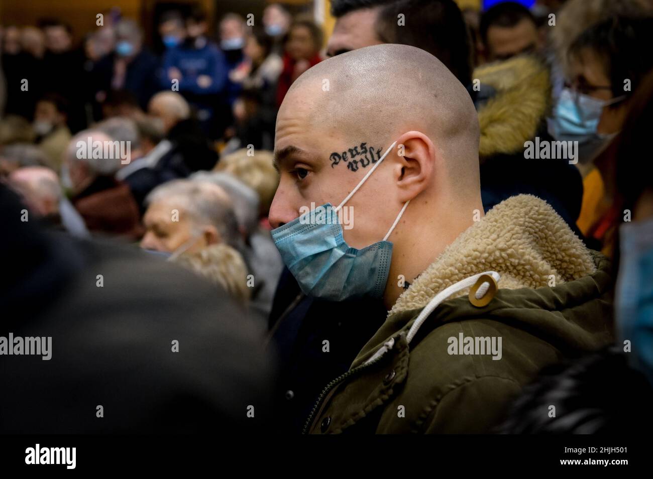 Chaumont-sur-Tharonne, Francia. 28th Ott 2021. Un giovane uomo con un tatuaggio 'Deus Vult' in testa durante l'incontro.Eric Zemmour è in un incontro sul tema della ruralità. Nel suo discorso egli si oppone alla politica a favore delle città e delle popolazioni di distretti difficili all'abbandono delle zone rurali. Annuncia una decisione forte, se eletto, di ripopolare la campagna: Un bonus di nascita di 10.000 euro sarà pagato per ogni nascita nelle zone rurali. (Credit Image: © Laurent Coust/SOPA Images via ZUMA Press Wire) Foto Stock