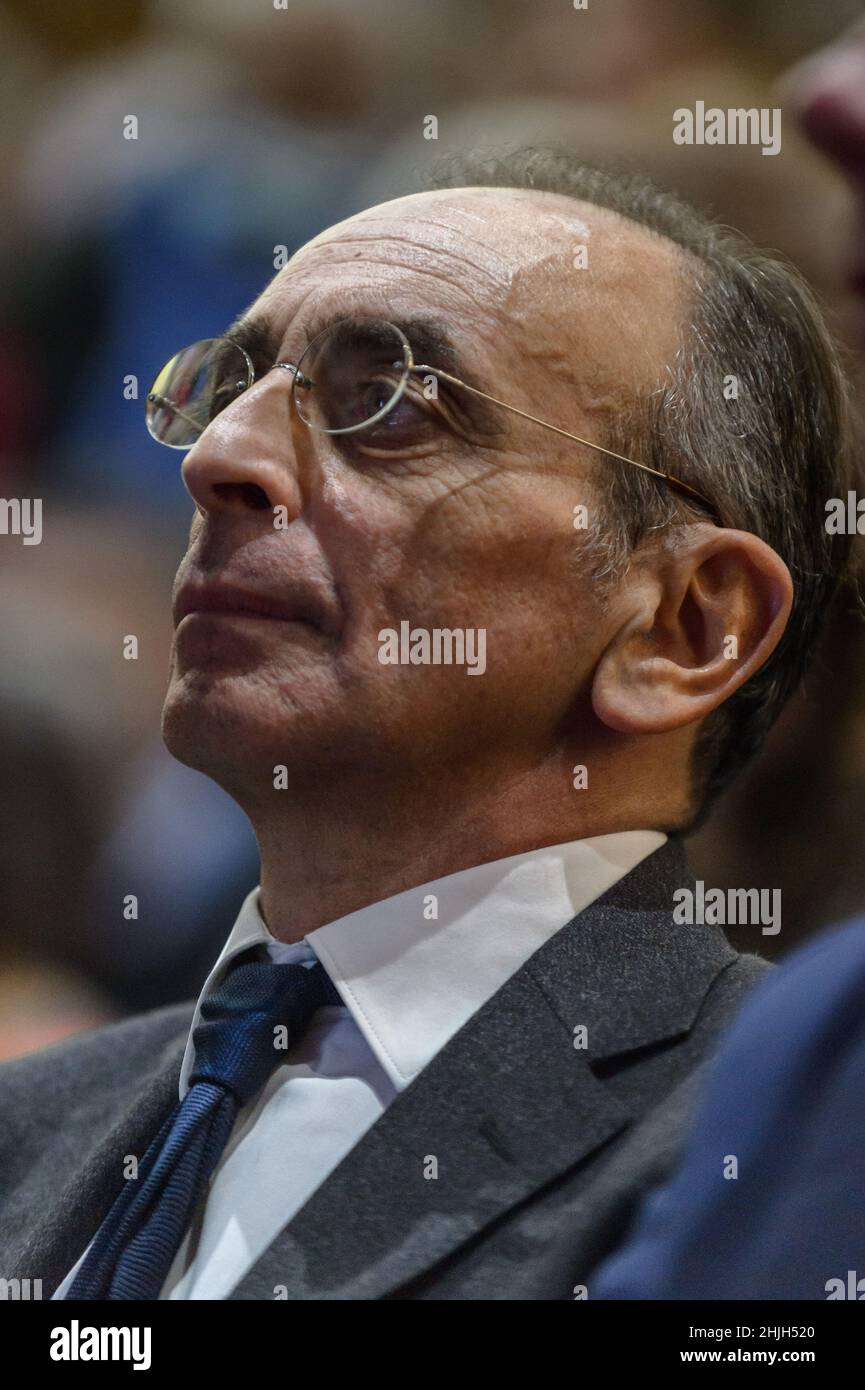 Chaumont sur Tharonne, Francia. 28th Jan 2022. Eric Zemmour visto durante il suo incontro.Eric Zemmour è in un incontro sul tema della ruralità. Nel suo discorso egli si oppone alla politica a favore delle città e delle popolazioni di distretti difficili all'abbandono delle zone rurali. Annuncia una decisione forte, se eletto, di ripopolare la campagna: Un bonus di nascita di 10.000 euro sarà pagato per ogni nascita nelle zone rurali. (Foto di Laurent Coust/SOPA Images/Sipa USA) Credit: Sipa USA/Alamy Live News Foto Stock