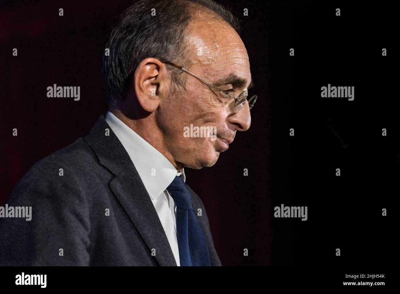 Chaumont sur Tharonne, Francia. 28th Jan 2022. Eric Zemmour fa un discorso durante l'incontro.Eric Zemmour è in un incontro sul tema della ruralità. Nel suo discorso egli si oppone alla politica a favore delle città e delle popolazioni di distretti difficili all'abbandono delle zone rurali. Annuncia una decisione forte, se eletto, di ripopolare la campagna: Un bonus di nascita di 10.000 euro sarà pagato per ogni nascita nelle zone rurali. (Foto di Laurent Coust/SOPA Images/Sipa USA) Credit: Sipa USA/Alamy Live News Foto Stock