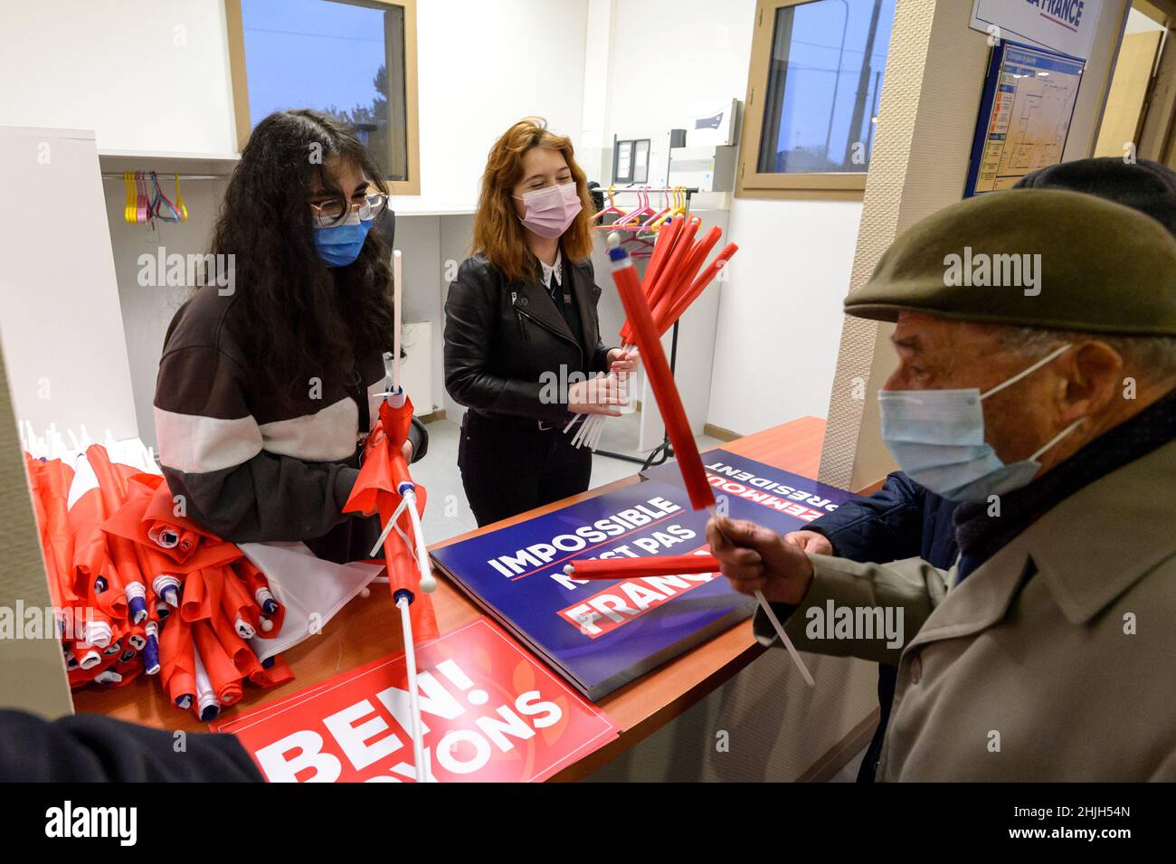 Chaumont sur Tharonne, Francia. 28th Jan 2022. Le donne distribuiscono carte e bandiere al pubblico che arriva al meeting.Eric Zemmour è in un incontro sul tema della ruralità. Nel suo discorso egli si oppone alla politica a favore delle città e delle popolazioni di distretti difficili all'abbandono delle zone rurali. Annuncia una decisione forte, se eletto, di ripopolare la campagna: Un bonus di nascita di 10.000 euro sarà pagato per ogni nascita nelle zone rurali. (Foto di Laurent Coust/SOPA Images/Sipa USA) Credit: Sipa USA/Alamy Live News Foto Stock