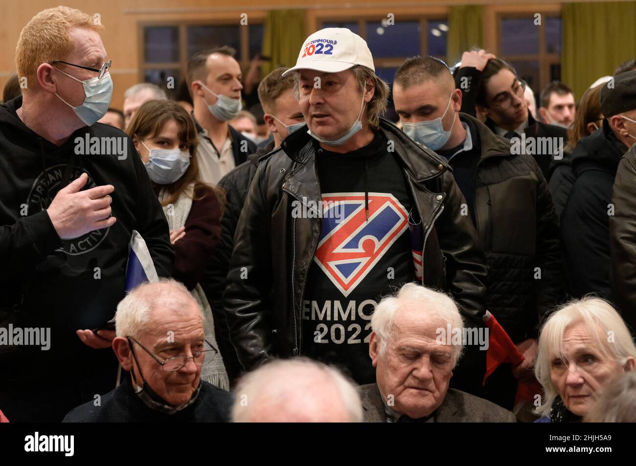 Chaumont sur Tharonne, Francia. 28th Jan 2022. Un uomo che indossa una T-shirt che rappresenta la Z di Zemmour nello stile del logo di Superman durante la riunione.Eric Zemmour è in un incontro sul tema della ruralità. Nel suo discorso egli si oppone alla politica a favore delle città e delle popolazioni di distretti difficili all'abbandono delle zone rurali. Annuncia una decisione forte, se eletto, di ripopolare la campagna: Un bonus di nascita di 10.000 euro sarà pagato per ogni nascita nelle zone rurali. (Foto di Laurent Coust/SOPA Images/Sipa USA) Credit: Sipa USA/Alamy Live News Foto Stock