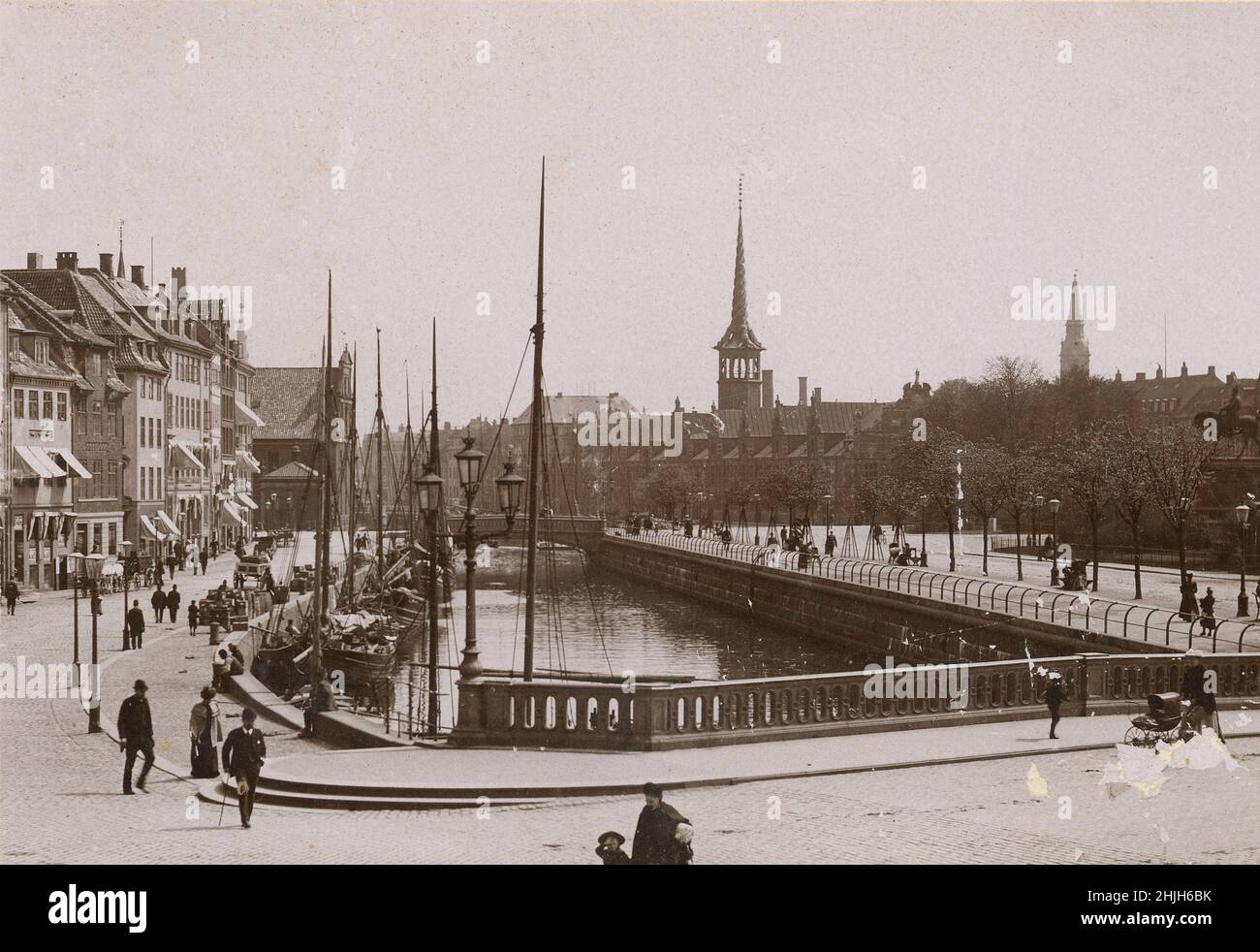 Antica fotografia del canale e del Børsen del 1890 circa dal ponte Holmens Bro a Copenhagen, Danimarca. FONTE: FOTO ORIGINALE DELL'ALBUME Foto Stock