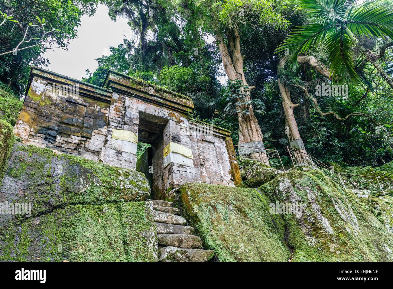 Goa Garba, antico complesso archeologico vicino al fiume Pakerisan nel villaggio di Pejeng a Ubud, Gianyar, Bali, Indonesia. Foto Stock