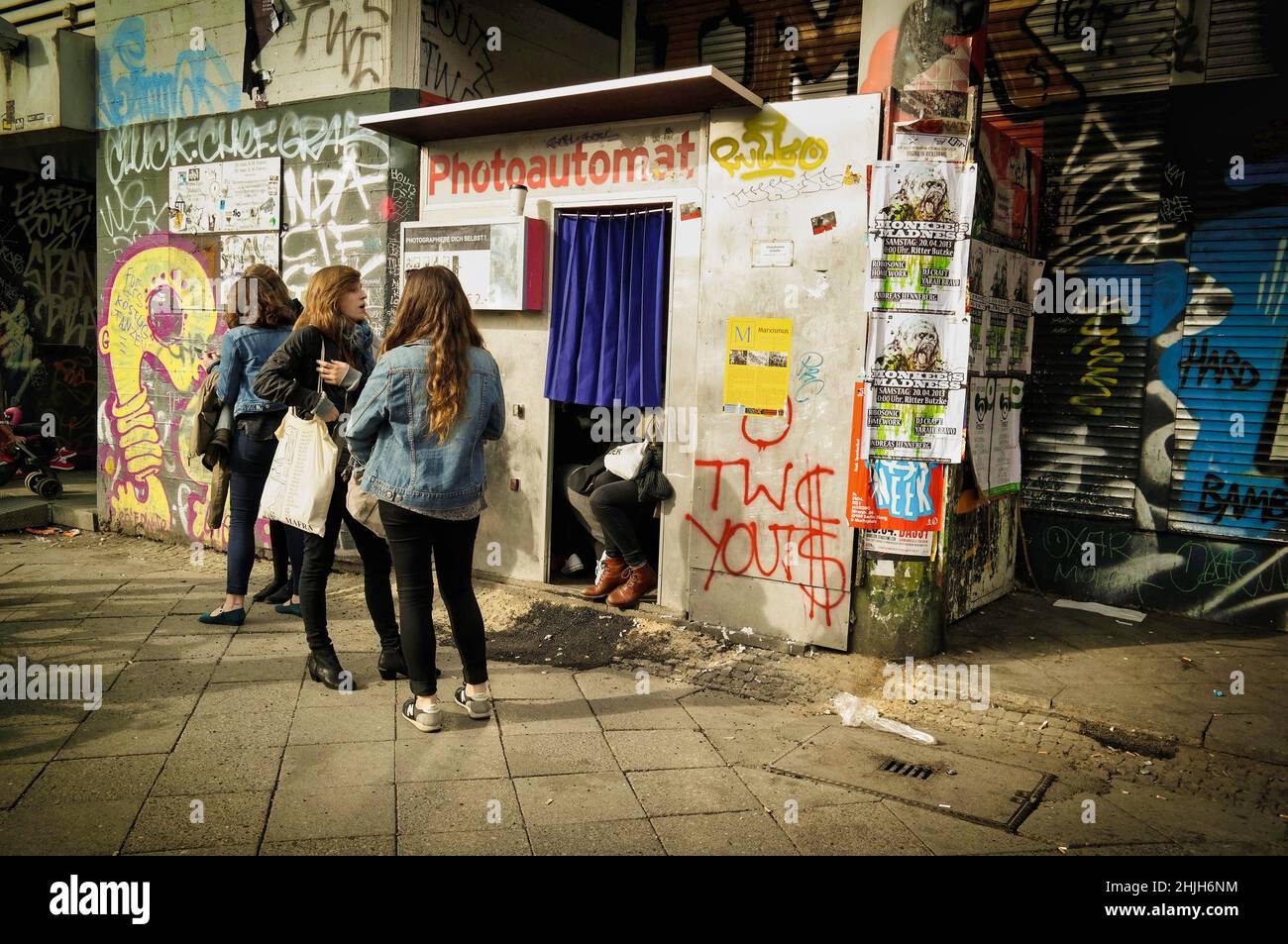 Photoautomat presso Kottbusser Tor, scena urbana audace, Berlin-Kreuzberg, Germania Foto Stock