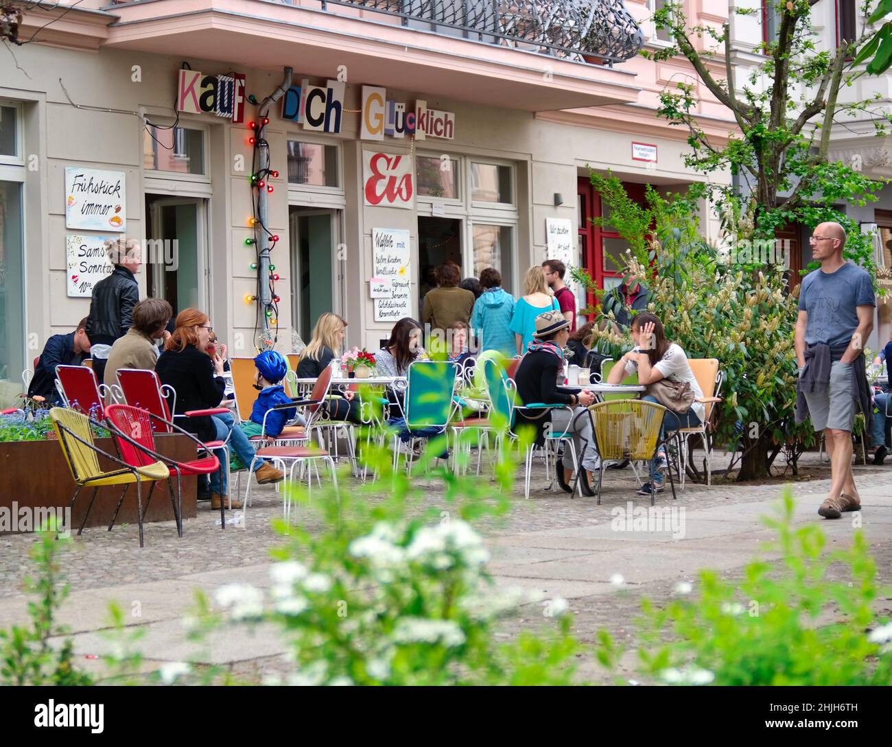 Caffè all'aperto nella Oderberger Straße, Prenzlauer Berg, Berlino, Germania, vita di quartiere rilassata in una piazza residenziale alberata Foto Stock