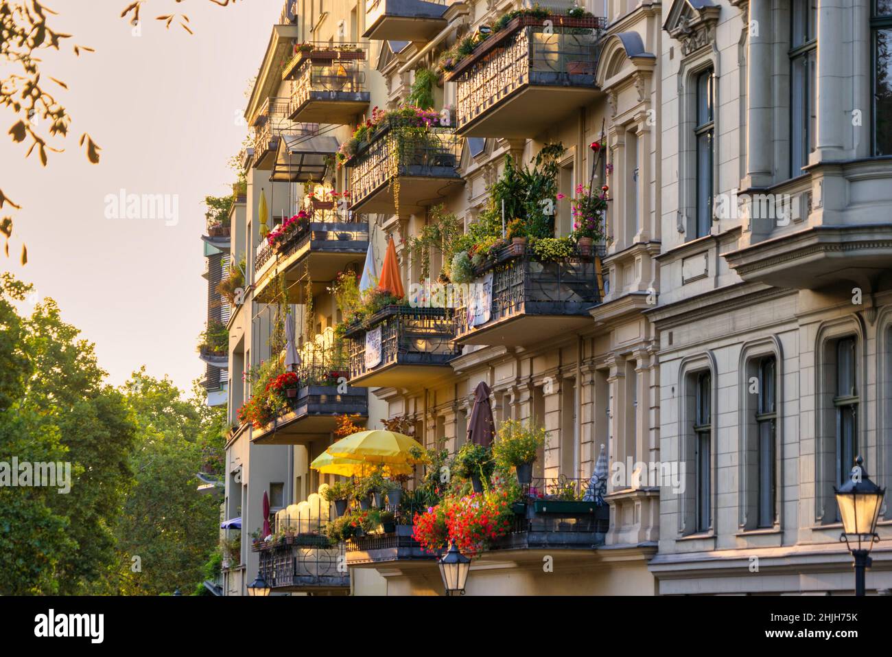 Berlin Kreuzberg Fraenkelufer, architettura residenziale con balconi ornati, appartamenti storici, Germania Foto Stock