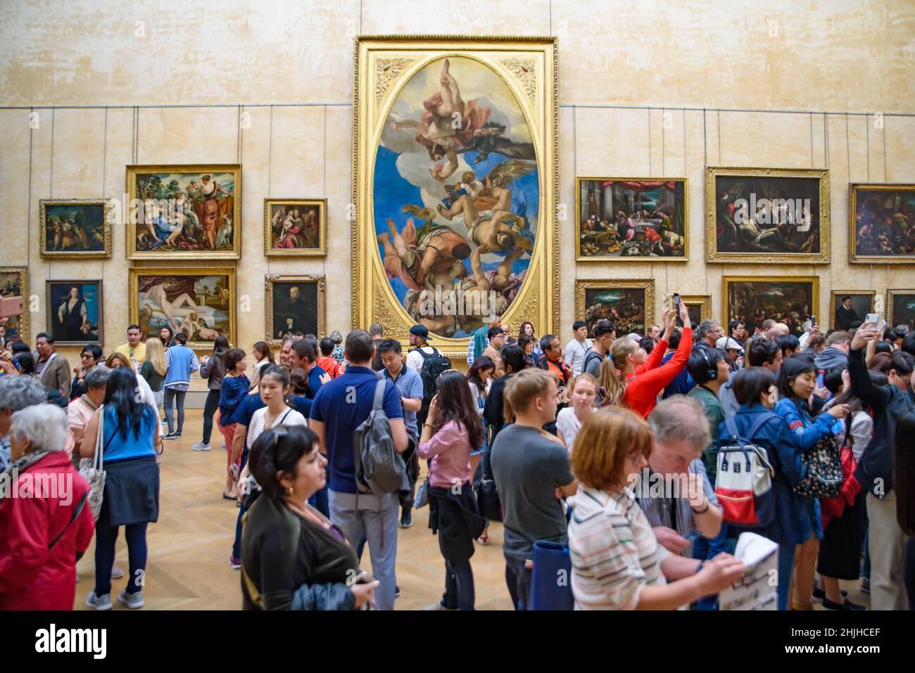 Persone alla Salle des États in Louvre Muesum, Parigi, Francia Foto Stock