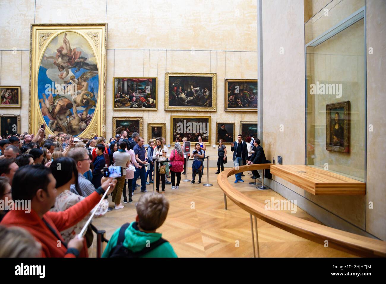 Persone che scattano foto di Mona Lisa di Leonardo da Vinci al Museo del Louvre di Parigi, Francia Foto Stock